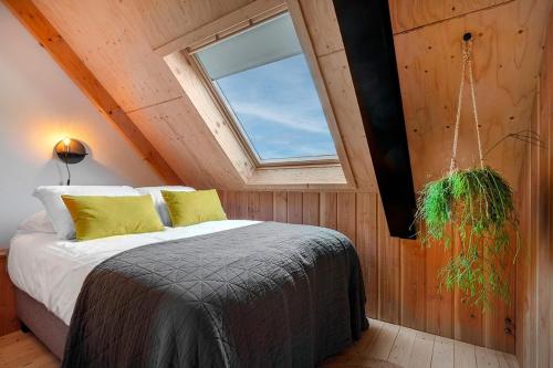 a bedroom with a bed with a window at Lennepserf - T Marsje in Veessen