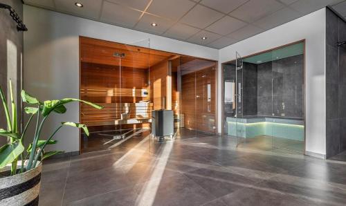 a bathroom with a shower and a glass wall at Lennepserf - De Pinkels in Veessen