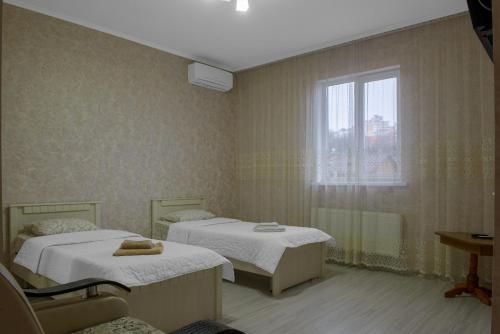Un pat sau paturi într-o cameră la Edem Hotel