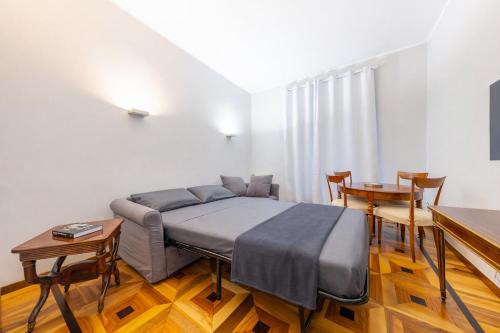Luxury Flat Crocetta 2 stops from Duomo, AC