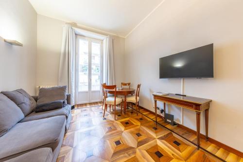 Luxury Flat Crocetta 2 stops from Duomo, AC