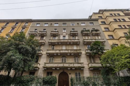 Luxury Flat Crocetta 2 stops from Duomo, AC