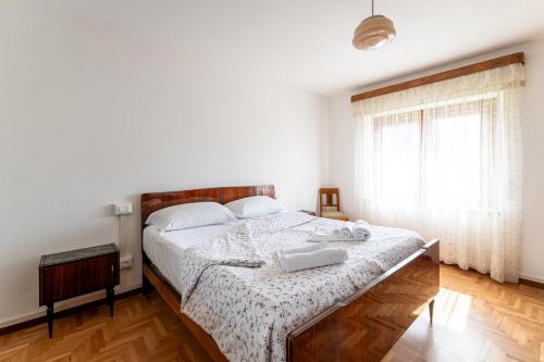 a bedroom with a bed with two towels on it at Casa di Angelina in Avaglio