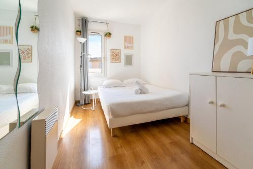 Appartement 2 pièces en étage élevé, centre-ville au calme, petite vue mer