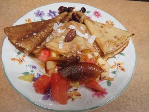 a plate of food with toast and vegetables on a table at Le Gîte Ambrelane in Thetford Mines