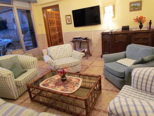 a living room with couches and a tv at Casacelin in Moreda de Álava