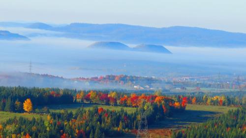 an autumn view of a valley with fall foliage at Le Gîte Ambrelane in Thetford Mines