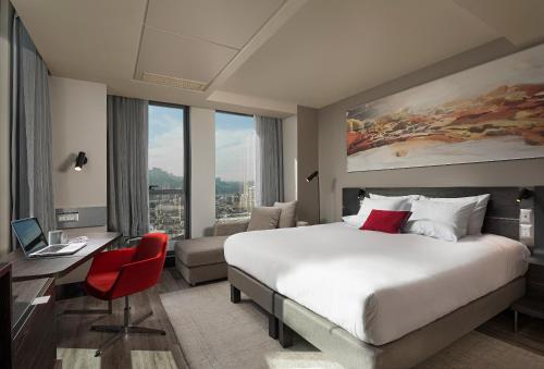 a hotel room with a bed and a desk and a computer at Veranda Hotel Vina del Mar in Viña del Mar