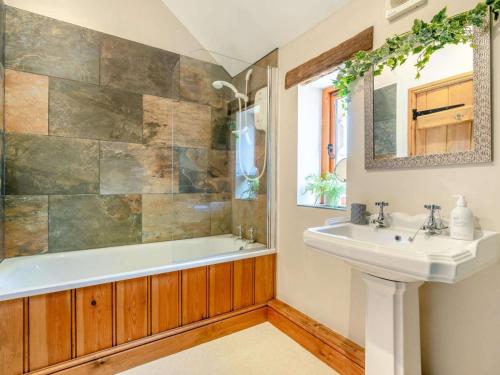 a bathroom with a tub and a sink and a bath tub at 3 Bed in Appleby-in-westmorland oc-88791 in Crackenthorpe