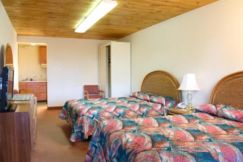 Кровать или кровати в номере Country Inn Motel