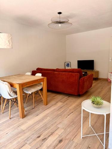 Magnificent renovated apartment, 2 rooms of 45 m2, close tothe sea, top floor, terrace