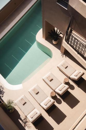 Piscina a Batis Aero Beachfront Wellbeing Hotel o a prop