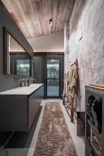 a bathroom with a large sink and a large rug at GOING TRIPLE A apartments EAST in Going am Wilden Kaiser