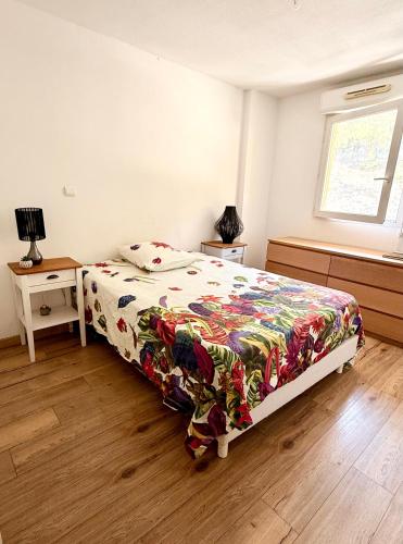 Magnificent renovated apartment, 2 rooms of 45 m2, close tothe sea, top floor, terrace