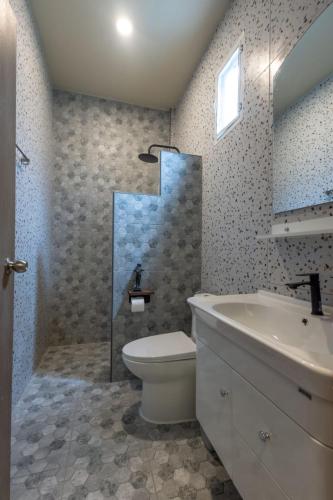 a bathroom with a toilet and a sink at Villa Casa Blanca in Wok Tum
