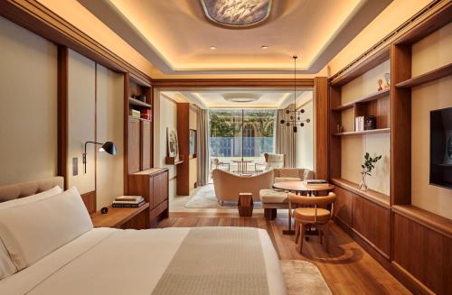 ein Hotelzimmer mit Bett und Wohnzimmer in der Unterkunft The Berkeley, Maybourne in London