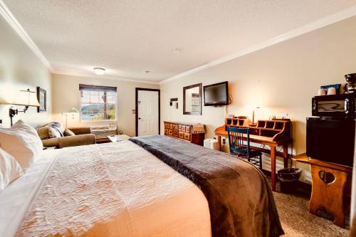 a bedroom with a bed and a desk in a room at Deerfield Inn - Virtual Check In in Hayesville