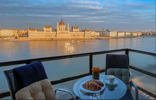 Parliament view cozy apartment with balcony