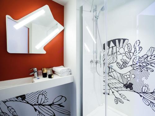 a bathroom with a shower and a sink at ibis budget Nuits Saint Georges in Nuits-Saint-Georges