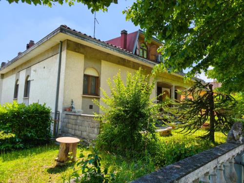 an old house with a garden in front of it at Villa Carol in Polinago