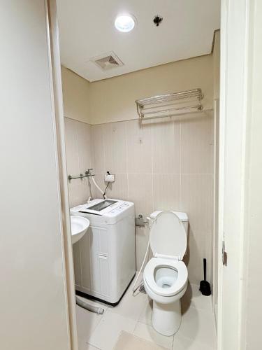 a bathroom with a toilet and a sink at Shell Residences Staycation MOA & NAIA by Keith in Manila