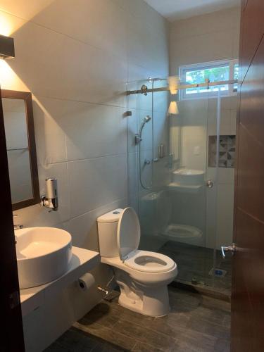 a bathroom with a toilet and a sink and a shower at Comoda y hermosa casa MINDY in Tuxpan de Rodríguez Cano