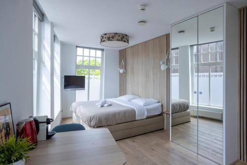 a bedroom with a bed and a sliding glass door at Stadslogement Kingsize in Sneek