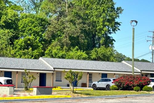 a building with cars parked in front of it at Williamston Inn NC Near Greenville US 64 in Williamston