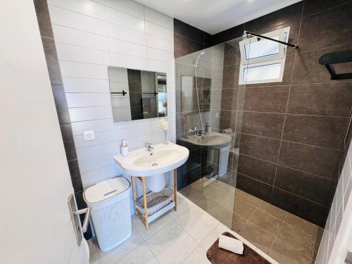 a bathroom with a sink and a shower at Estúdio Villa Matilde e Joaquim in Porto da Cruz