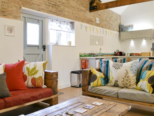 a living room with two couches and a table at 'Ow Do - Uk11446 in Skipsea