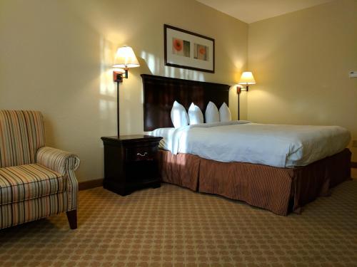 En eller flere senge i et værelse på Country Inn & Suites by Radisson, Tallahassee-University Area, FL