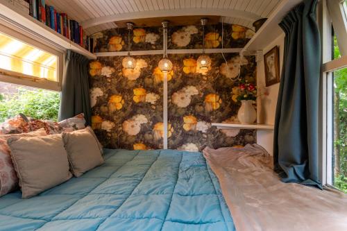 a bedroom with a bed in a travel trailer at Tiny House in Kampen