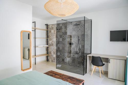 a bedroom with a shower with a mirror and a desk at BeB Villa Pacifica in Peschici