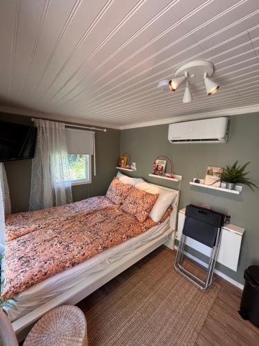 a bedroom with a large bed and a ceiling at Murrebo citystay in Örebro