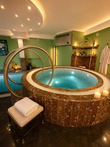 a jacuzzi tub in a hotel room at Vila Angel in Bečići