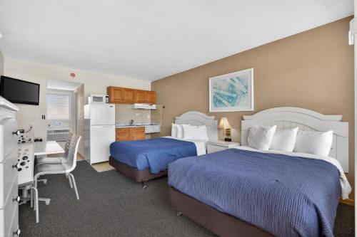 a hotel room with two beds and a kitchen at Starfire Motel in Wildwood