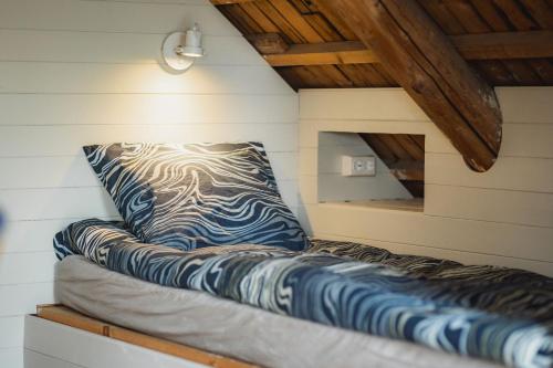 a room with a couch in a tiny house at Lakamajutus, telkimisala ja saunakompleks Pihtla Õlleköögis in Pihtla