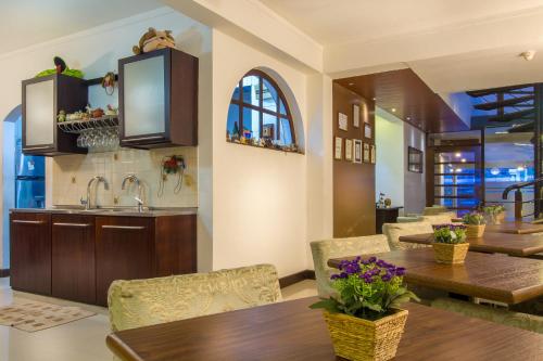 Una cocina o zona de cocina en Sevana City Hotel