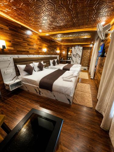 a bedroom with a large bed and a television at The Mountain Suites in Batakūt