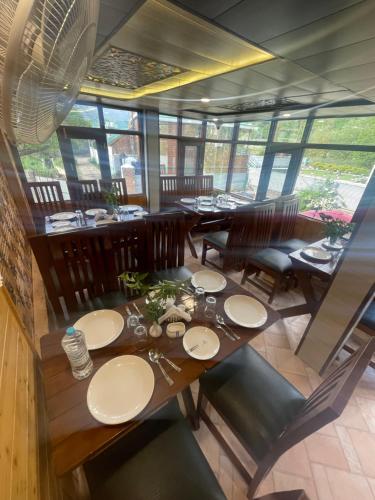 an overhead view of a dining room with tables and chairs at The Mountain Suites in Batakūt