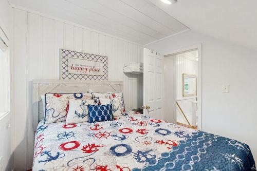 a bedroom with a bed with a blue and red blanket at Long Sands Serenity in York