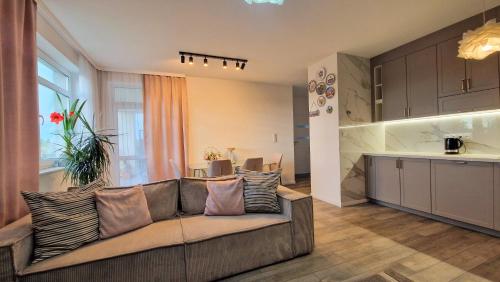 Modern Apartment Near Chopin Airport & S2 with Parking