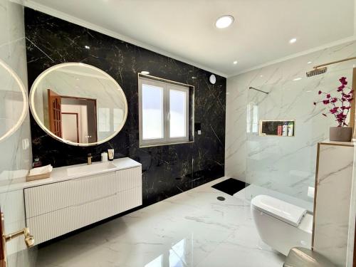 a bathroom with a sink and a mirror at Castelo Sereno in Quinta do Conde