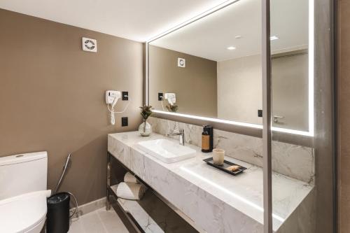 a bathroom with a sink and a mirror at Mar Hotel Conventions in Recife