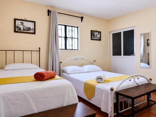 two beds sitting next to each other in a room at Casa Dolores in Dolores Hidalgo