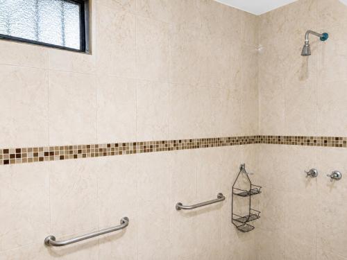 a bathroom with a shower with tiled walls at Casa Dolores in Dolores Hidalgo