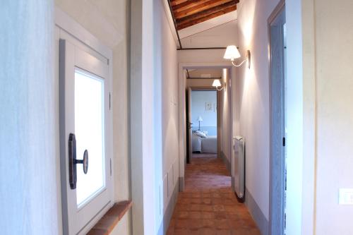 a hallway with a hallway leading to a bathroom at Casa Vacanze Villa Cerine in Altopascio