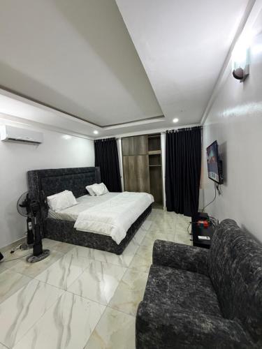 a bedroom with a bed and a couch at Lochwood in Aso
