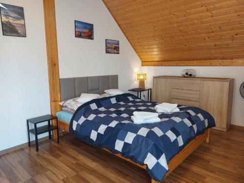 a bedroom with a bed and a wooden ceiling at Kapitański Dworek in Krynica Morska