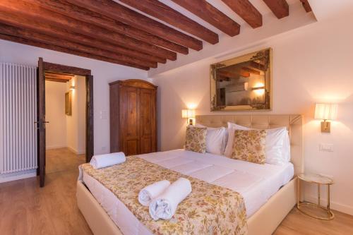 A bed or beds in a room at Home Venice Apartments-Rialto 1 - 2 - 3